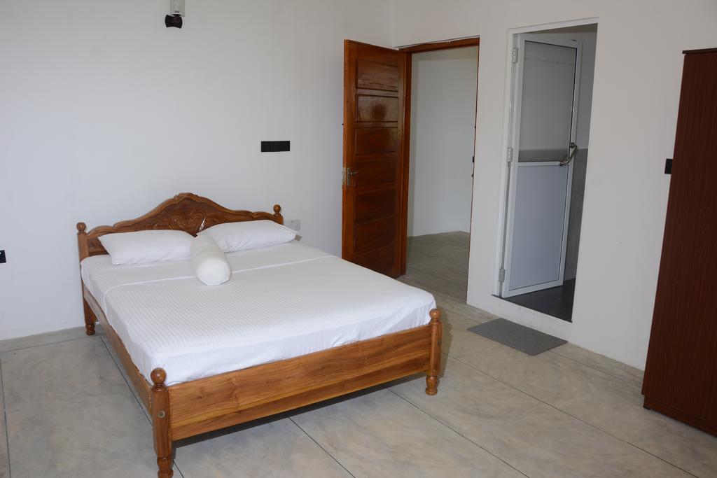 Hotel Tobiko Trincomalee Exteriör bild